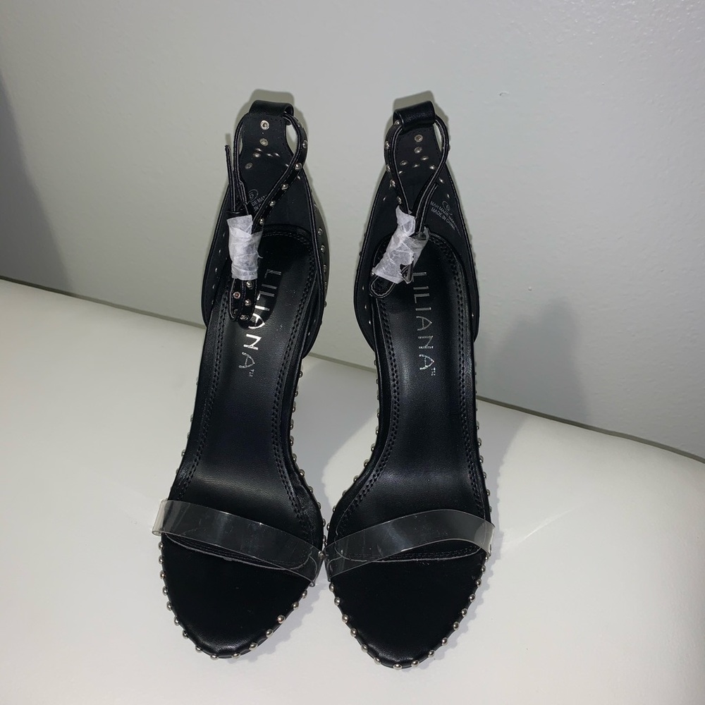 Heel shoes. New